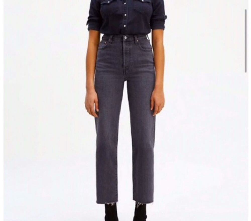 Womens Levi’s RIBCAGE STRAIGHT ANKLE washed black raw hem size 28 EUC!